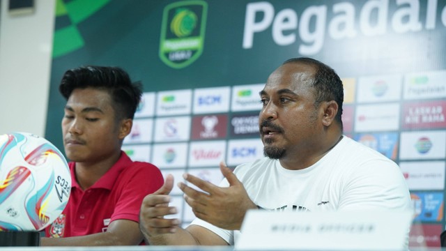 Pelatih Malut United FC Imran Nahumarury saat menghadiri konferensi pers menjelang laga melawan Perse. Foto: dok. Malut United