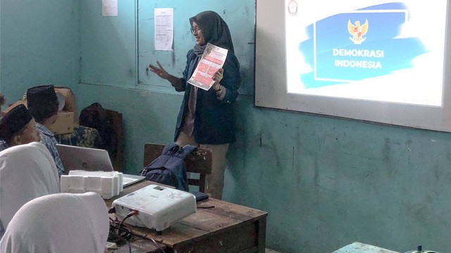 Sosialisasi Pengenalan Demokrasi pada siswa SMP Al-Islam Karangtengah, Kab.Demak