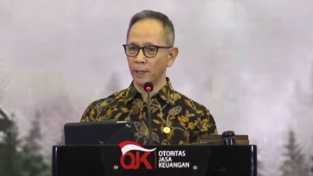 Ketua Dewan Komisioner Otoritas Jasa Keuangan (OJK) Mahendra Siregar dalam Seminar Nasional Pengurangan Emisi Gas Rumah Kaca dan Peluang Perdagangan Karbon di Indonesia virtual, Senin (18/9/2023). Foto: Dok. Istimewa