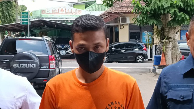 SW (31) pelaku pembuang bayi kembar di Sleman ditangkap polisi, Senin (18/9). Foto: Arfiansyah Panji/kumparan