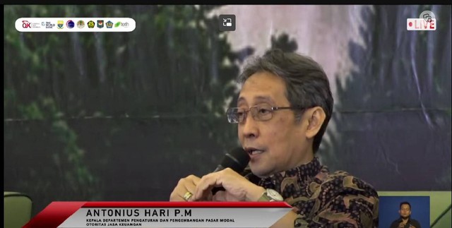 Kepala Departemen Pengaturan dan Pengembangan Pasar Modal Otoritas Jasa Keuangan (OJK) Antonius Hari P.M dalam Seminar Nasional Pengurangan Emisi Gas Rumah Kaca dan Peluang Perdagangan Karbon di Indonesia OJK virtual, Senin (18/9/2023). Foto: Dok. Istimewa