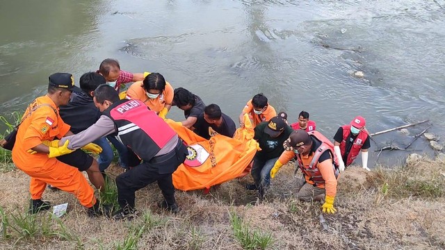 Evakuasi penemuan mayat di bawah Jembatan Giripeni, Wates, Kabupaten Kulon Progo, Senin (18/9). Foto: Dok. Istimewa