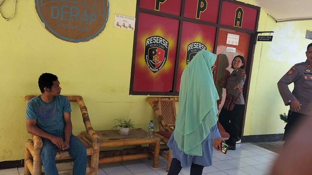  Keterangan foto: Korban dugaan pelecehan seksual, LM saat mendatangi Unit PPA Polres Sikka, Senin (18/9/2023). Foto: Istimewa