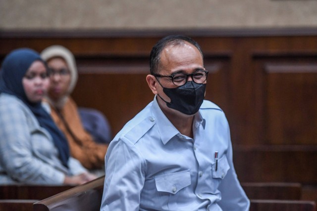 Terdakwa kasus gratifikasi dan Tindak Pidana Pencucuian Uang (TPPU) Rafael Alun Trisambodo bersiap menjalani sidang putusan sela di Pengadilan Tipikor, Jakarta, Senin (18/9/2023). Foto: Galih Pradipta/ANTARA FOTO