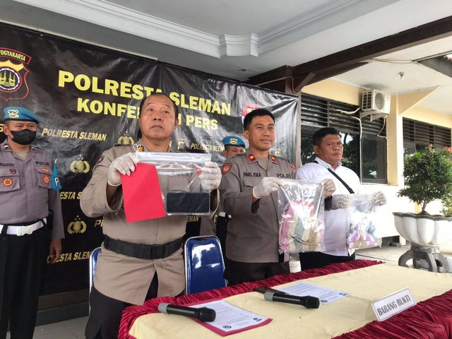 Polisi menunjukkan barang bukti dari kasus pembuangan bayi di Kali Buntung Sleman. Foto: M Wulan/Tugu Jogja