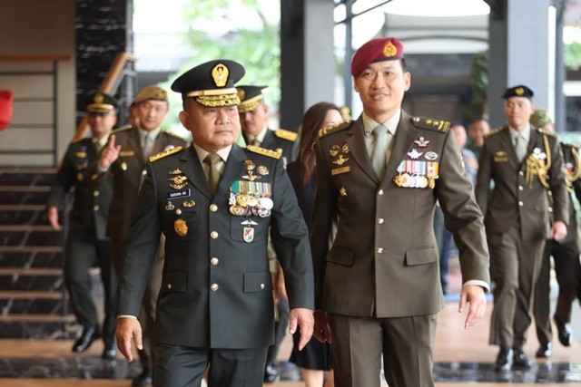 KSAD Jenderal TNI Dudung Abdurachman anugerahi KSAD Singapura Bintang Katika Eka Paksi. Foto: TNI AD