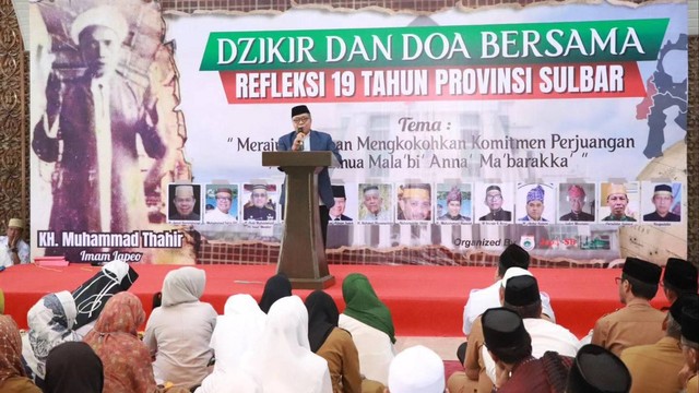 Sekda Provinsi Sulawesi Barat Muhammad Idris pada zikir dan doa bersama Refleksi 19 Tahun Provinsi Sulbar. Foto: Dok. Pemprov Sulbar