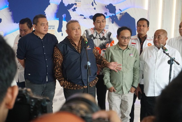 Sekjen NasDem Hermawi Taslim, Sekjen PKB Hasanudin Wahid dan Sekjen PKS Aboe Bakar Al Habsyi memberikan keterangan pers terkait pertemuan di NasDem Tower, Jakarta, Senin (18/9/2023).  Foto: Iqbal Firdaus/kumparan