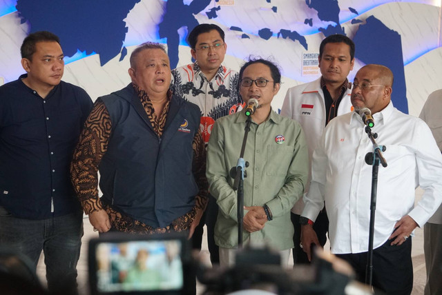 Sekjen NasDem Hermawi Taslim, Sekjen PKB Hasanudin Wahid dan Sekjen PKS Aboe Bakar Al Habsyi memberikan keterangan pers terkait pertemuan di NasDem Tower, Jakarta, Senin (18/9/2023).  Foto: Iqbal Firdaus/kumparan