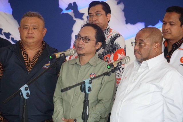 Sekjen NasDem Hermawi Taslim, Sekjen PKB Hasanudin Wahid dan Sekjen PKS Aboe Bakar Al Habsyi memberikan keterangan pers terkait pertemuan di NasDem Tower, Jakarta, Senin (18/9/2023).  Foto: Iqbal Firdaus/kumparan