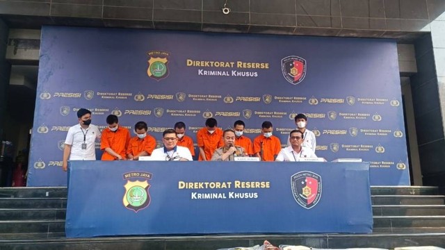 Polda Metro Jaya ungkap kasus jual beli sajam dan aksi provokasi tawuran di Jakarta. Foto: Thomas Bosco/kumparan