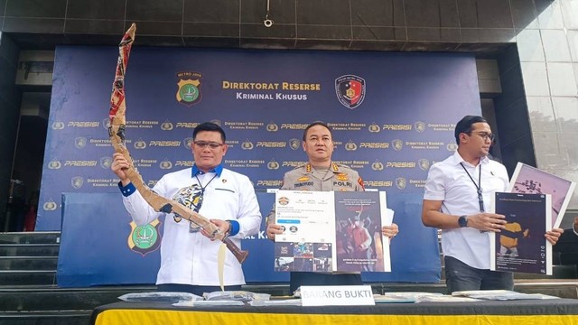 Polda Metro Jaya ungkap kasus jual beli sajam dan aksi provokasi tawuran di Jakarta. Foto: Thomas Bosco/kumparan