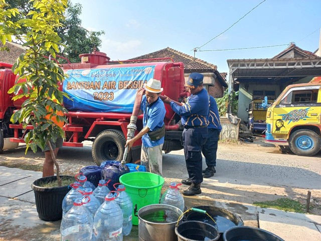Nojorono Kudus bersama BPBD Kabupaten Kudus membagikan air bersih kepada warga terdampak kekeringan. Foto: dok. Nojorono Kudus