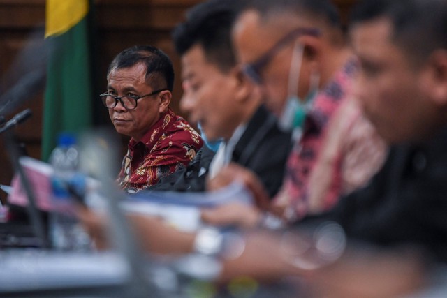Terdakwa kasus dugaan korupsi penyediaan infrastruktur base transceiver station (BTS) 4G dan infrastruktur pendukung BAKTI Kominfo Galumbang Menak Simanjuntak (kiri) menghadiri sidang lanjutan di Pengadilan Tipikor, Jakarta, Senin (18/9/2023).  Foto: Galih Pradipta/ANTARA FOTO