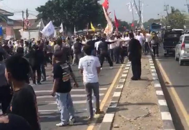 Tangkapan layar video amatir saat peritsiwa bentrokan massa dua kubu simpatisan calon kuwu/kades di Jalan Pantura Kapetakan, Kabupaten Cirebon. Foto : Istimewa
