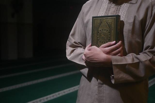 Taubat dengan Membaca Istighfar. Foto hanya ilustrasi. Sumber foto: Unsplash/Masjid Pogung Dalangan