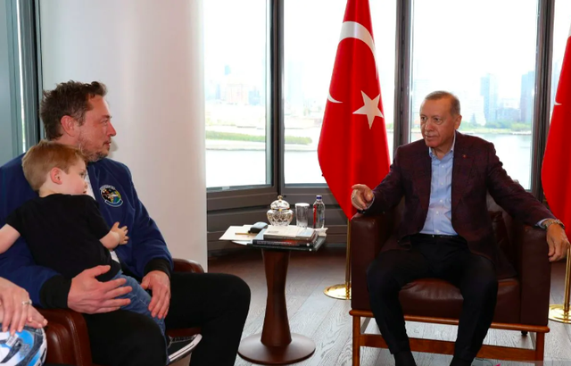 Sambil memangku anaknya, Elon Musk menemui Presiden Turki Recep Tayyip Erdogan di New York, Senin (18/9). Foto: Murat Cetinmuhurdar/Reuters