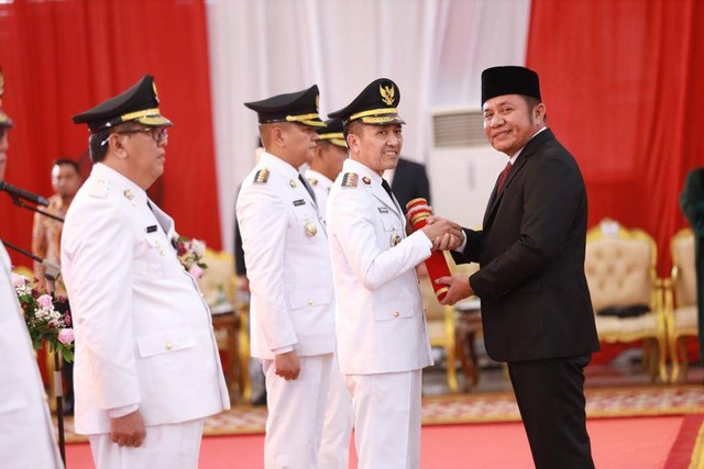 Gubernur Sumsel, Herman Deru, saat melantik Pj Wali Kota Palembang, Ratu Dewa. (foto: Eko Nurhadi/Kominfo Palembang)