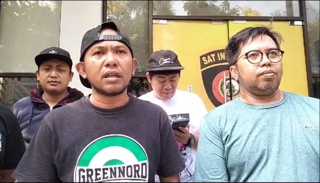 Sejumlah perwakilan Bonek datang ke Polrestabes Surabaya untuk pengajuan menggelar aksi di depan Gedung Grahadi, Surabaya pada Selasa (19/9/2023). Foto: Dok. Istimewa