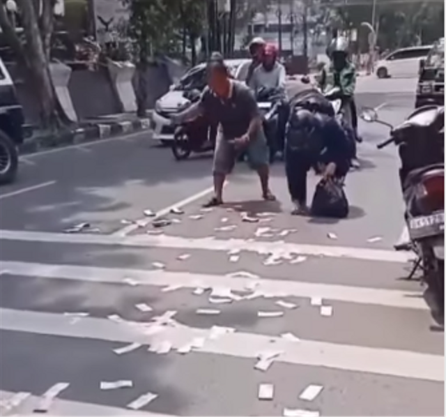 Uang pecahan Rp 100 ribu bertebaran di jalan Kota Medan. Dok Istimewa