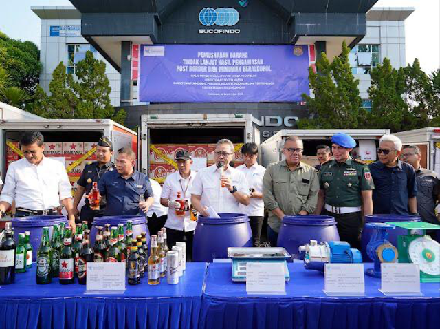 Mendag Zulkifli Hasan dalam melakukan minuman beralkohol dan barang-barang ilegal lainnya di Kantor BPTN Makassar, Senin (18/9/2023). Foto: Kemendag