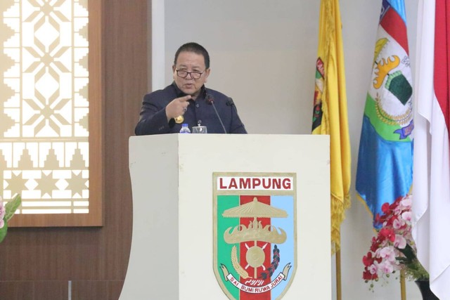 Gubernur Lampung Arinal Djunaidi saat menyampaikan sambutan dalam rapat paripurna, Senin (18/9). | Foto : Dok. Pemprov Lampung