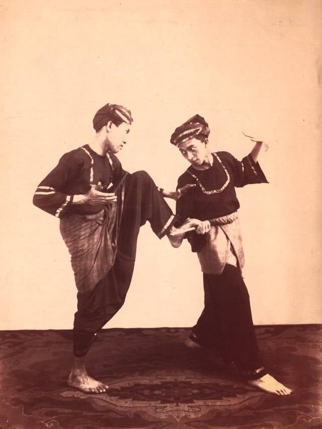 Ilustrasi orang Minangkabau main pencak silat. Foto Commons Wikimedia