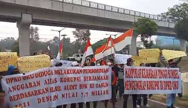 Warga OKU saat melakukan demo di Kejati Sumsel. (ist)