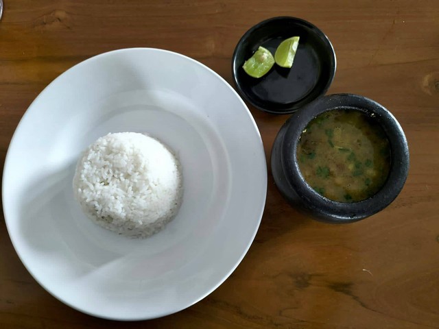 Sajian kuliner empal gentong dalam gentong mini di Rumah Makan, H. Irwan Cirebon. Foto : Istimewa