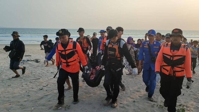 Tim SAR gabungan menemukan bocah berusia 13 tahun yang terseret ombak di Pantai Ketang, Kalianda, Lampung Selatan. | Foto : Dok. Basarnas Lampung