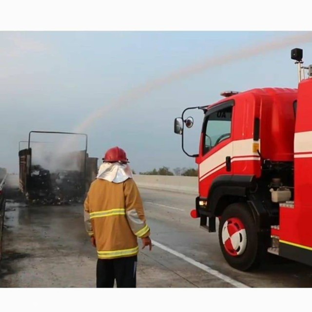 1 unit mobil truk terbakar di ruas tol Terbanggi Besar - Kayu Agung.  | Foto: Lanud Pangeran M Bun Yamin