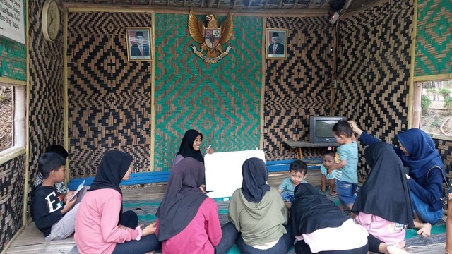 Foto Kegiatan Sinau Bareng Komunitas GUSDURian Pare 'SIBAGUS': Bentuk Peduli Sekitar dalam Kelas Bahasa Inggris di Bokpendem, Desa Kalirejo. Rati/GUSDURian Pare