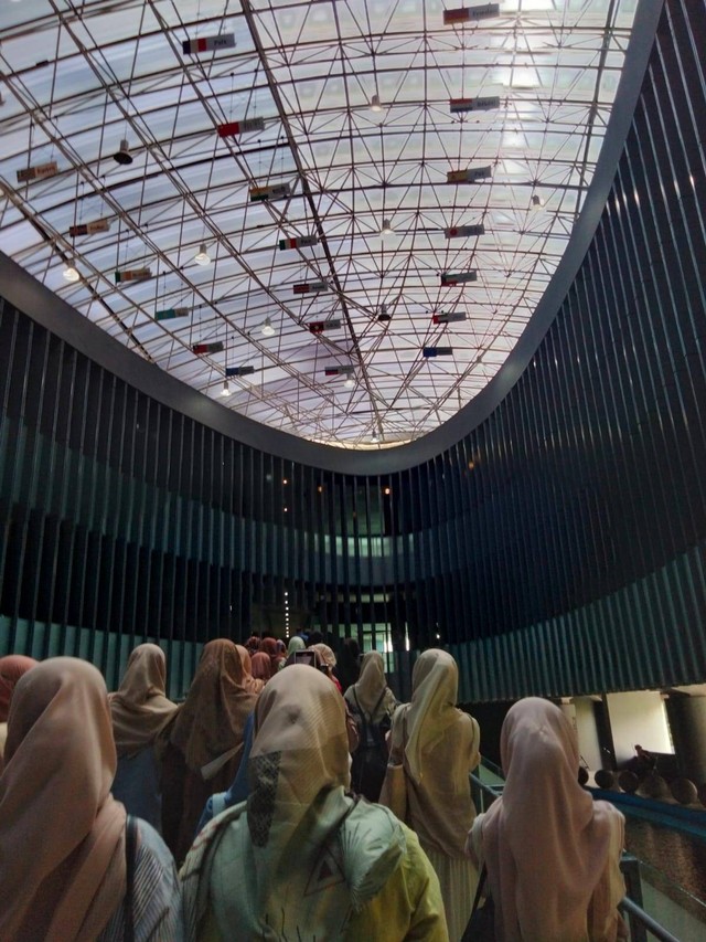 Kunjungan mahasiswa Psikologi Universitas Syiah Kuala ke Museum Tsunami. Sumber: Dini Hari Santy