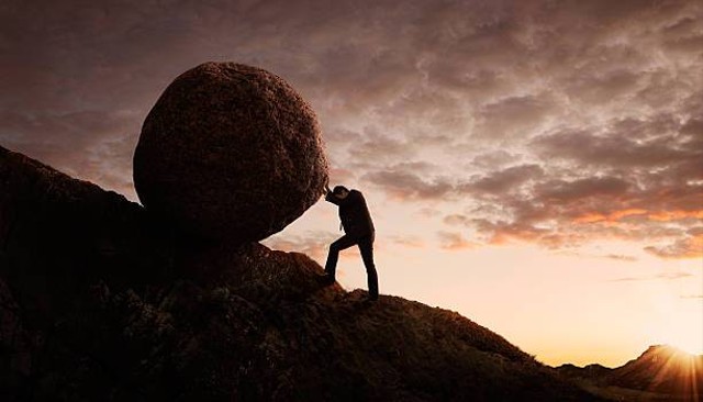 Sisyphus ditugaskan untuk mendorong batu besar ke atas bukit: Foto:https://www.pexels.com/