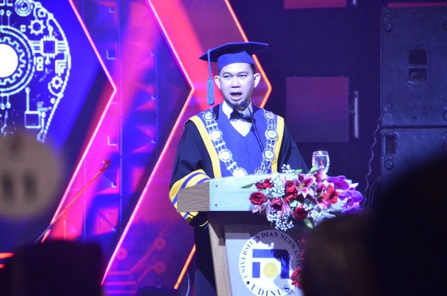 Prof. Dr. Pulung Nurtantio Andono S.T., M.Kom saat berpidato didepan tamu yang hadir diacara pengukuhan  Guru besar Teknik Informatika Udinus di MAC Ballroom