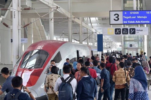 Sejumlah penumpang Kereta Cepat Jakarta-Bandung (KCJB) saat menunggu keberangkatan di Stasiun Tegalluar, Kabupaten Bandung, Jawa Barat, Jumat (15/9/2023). Foto: Raisan Al Farisi/ANTARA FOTO