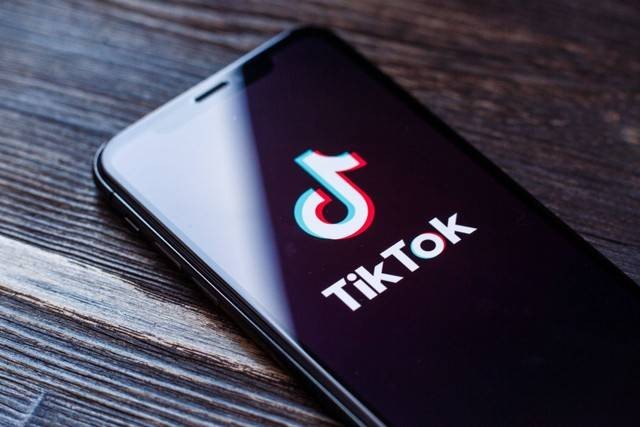 ilustrasi cara menambahkan link di bio TikTok. Foto; shutterstock.com.