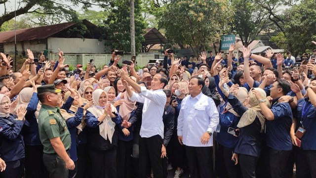 Momen Presiden Jokowi dan Menhan Prabowo Subianto selfie dengan sejumlah pegawai PT Pindad di PT Pindad, Bandung, Selasa (19/9/2023). Foto: Rachmadi Rasyad/kumparan