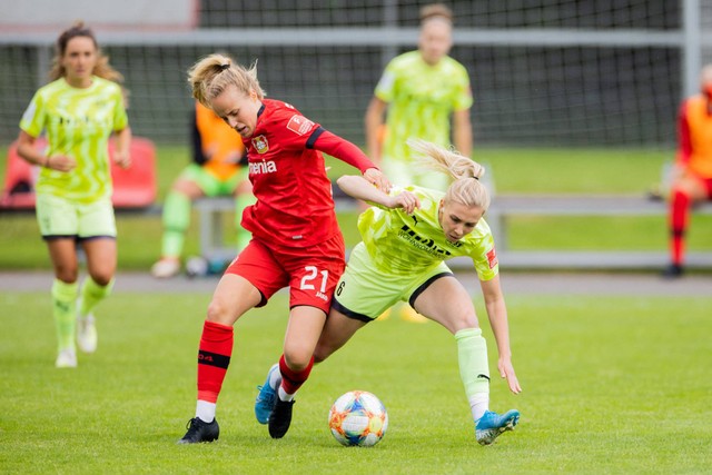 Penyerang Leverkusen asal Jerman Barbara Reger (kiri) dan gelandang Jerman SGS Essen Elisa Senss berebut bola pada pertandingan sepak bola semifinal Piala Jerman putri Bayer Leverkusen v SGS Essen di Leverkusen, Jerman bagian barat pada 10 Juni 2020. Foto: ROLF VENNENBERND/AFP