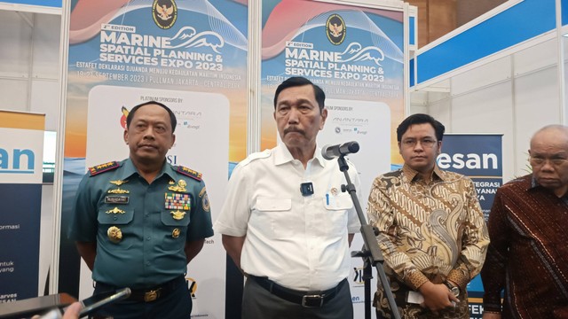 Menko Bidang Kemaritiman dan Investasi Luhut Binsar Pandjaitan menjawab pertanyaan wartawan dalam konferensi pers Marine Spatial Planning and Expo Service 2023 di Pullman Central Park, Selasa (18/9/2023). Foto: Ghinaa Rahmatika/kumparan