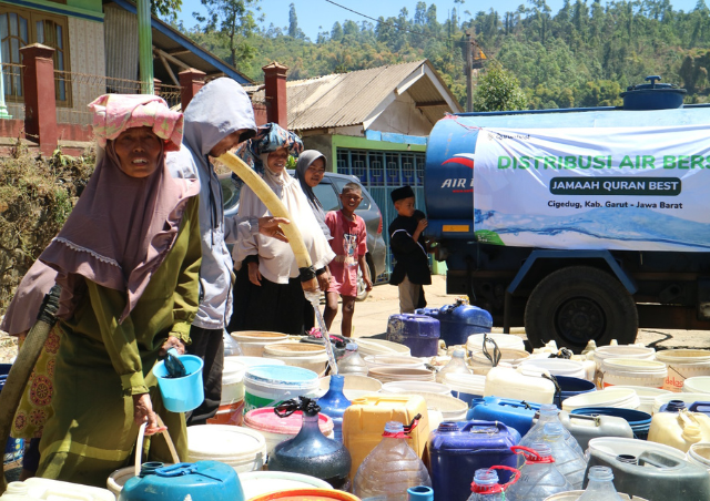 Dampak Kekeringan, IZI Jabar & Yayasan Qur'an Best Barokah Salurkan Air Bersih