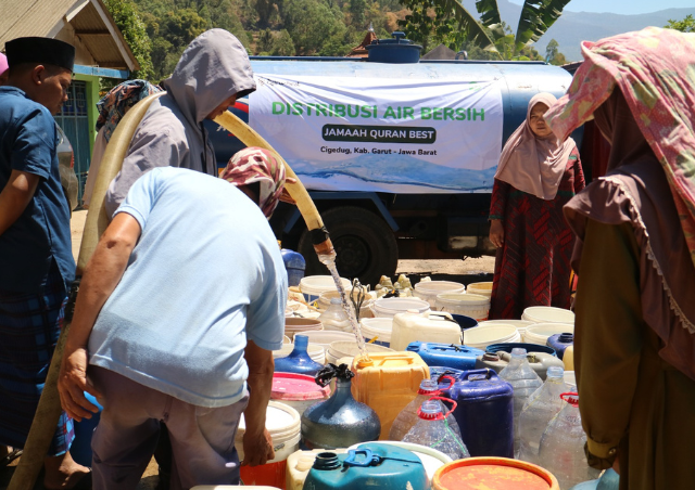 Dampak Kekeringan, IZI Jabar & Yayasan Qur'an Best Barokah Salurkan Air Bersih (1)