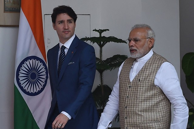 Perdana Menteri Kanada Justin Trudeau (kiri) dan Perdana Menteri India Narendra Modi tiba untuk pertemuan di rumah Hyderabad di New Delhi pada 23 Februari 2018. Foto: Money Sharma/AFP