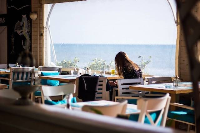 Ilustrasi restoran di Ancol dekat pantai. Sumber: unsplash.com/Igor Starkov