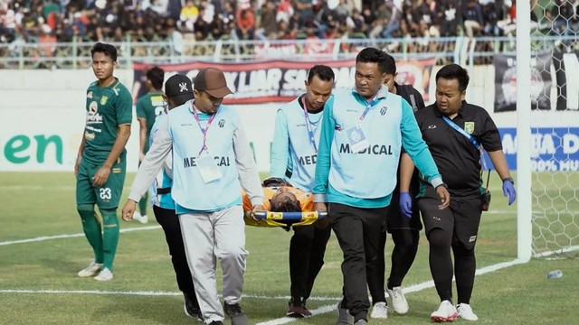 Kiper Persebaya, Andhika Ramadhani, mengalami cedera saat melawan Madura United pada 17 September 2023 dalam lanjutan Liga 1 di Gelora Ratu Pamelingan. Foto: Persebaya