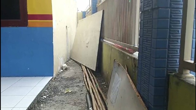 Lorong sekolah tempat siswi SAH dicolok matanya pakai tusuk bakso oleh kakak kelasnya. Foto:  Dok Mili.id