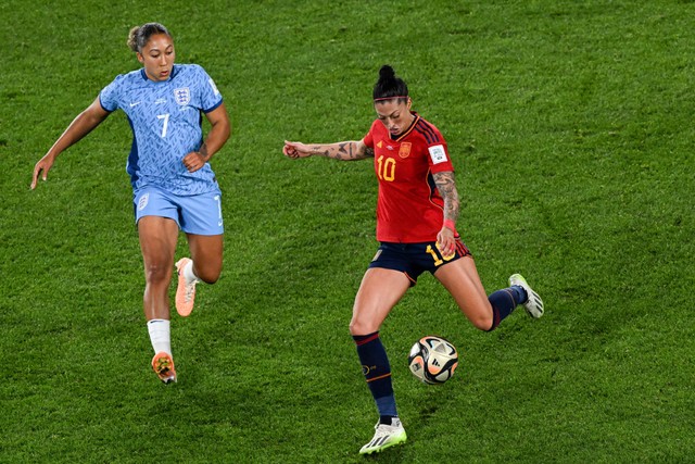 Gelandang Spanyol Jennifer Hermoso (10) berusaha melewati penyerang Inggris Lauren James (7) selama pertandingan sepak bola final Piala Dunia Wanita Australia dan Selandia Baru 2023. Foto: Saeed Khan / AFP