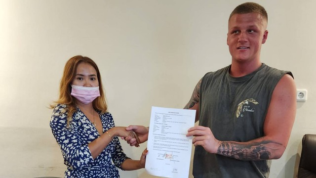 Kane berdamai dengan manajemen apotek dalam kasus pencurian obat Viagra. Foto: Dok. Polres Bandung