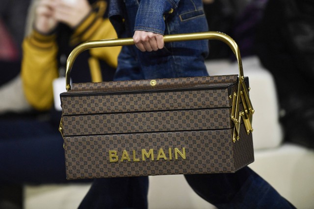 Seorang model menampilkan kreasi koleksi Balmain Womenswear Fall-Winter 2023-2024 saat Paris Fashion Week di Paris, pada 1 Maret 2023. Foto: JULIEN DE ROSA / AFP