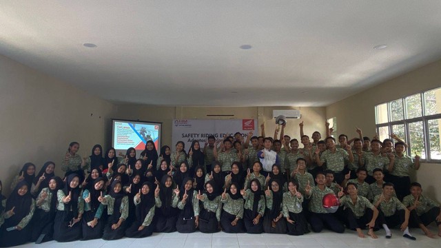 Astra Motor Kalimantan Barat gelar edukasi safety riding di SMAN 1 Rasau Jaya. Foto: Dok. Astra Motor Kalbar.